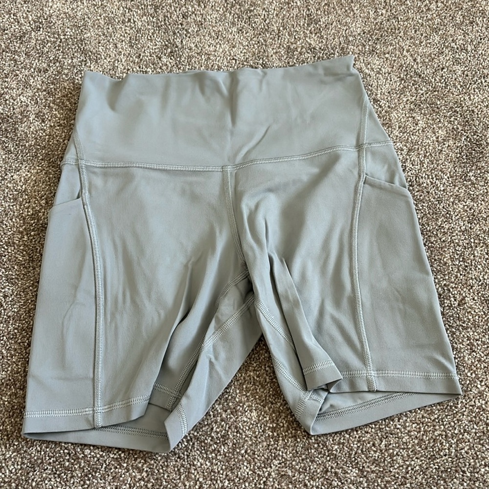Lululemon align 6in short w/ pockets